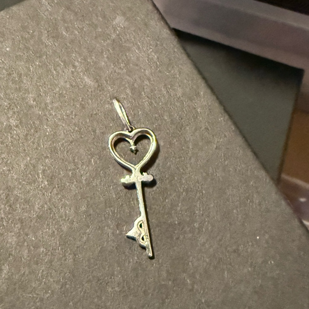 Elegant White Gold Heart & Diamond Key Pendant (10K) - Picture 5 of 5
